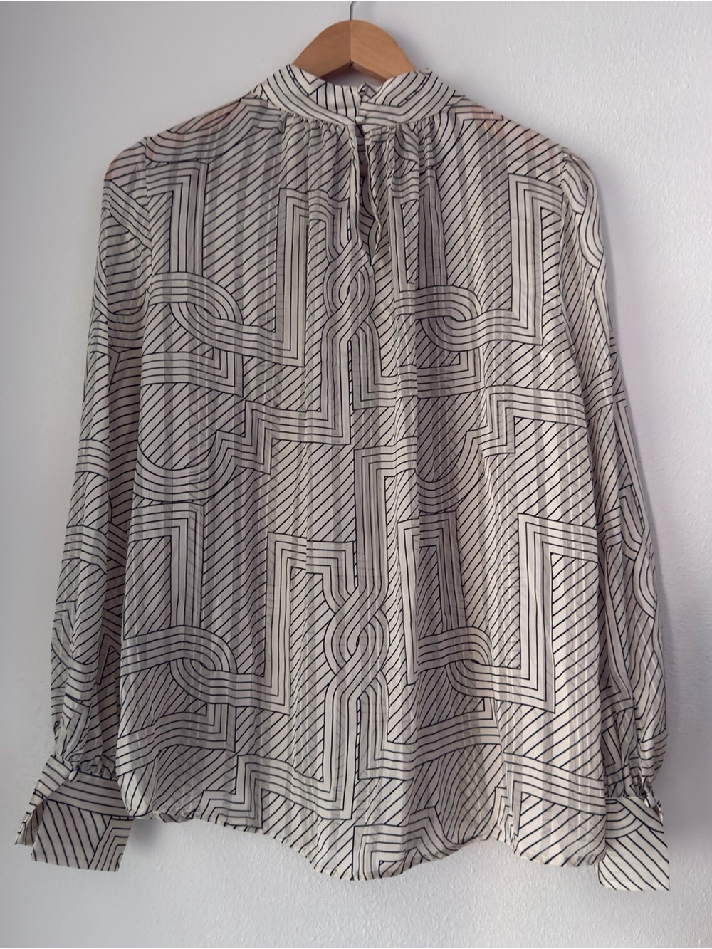 H&M Black and White STAND-UP COLLAR BLOUSE Geometric Design Fall Size large - Picture 6 of 9